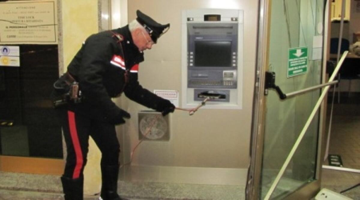 Torre Pedrera: Carabiniere libero dal servizio mette in fuga ladri di bancomat - 