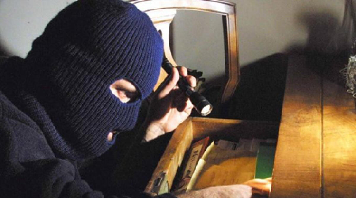 Furto in appartamento a Bellaria, ladri in fuga con SW bianca - 