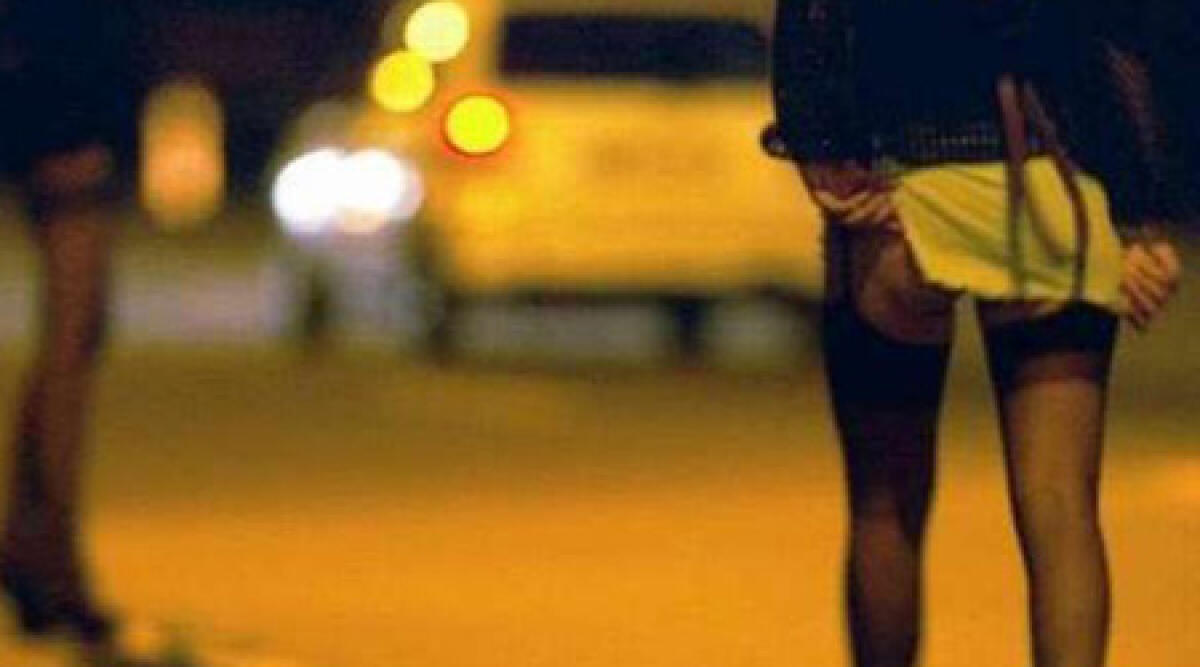 Scambia 20enne per prostituta, umiliata davanti amici - 