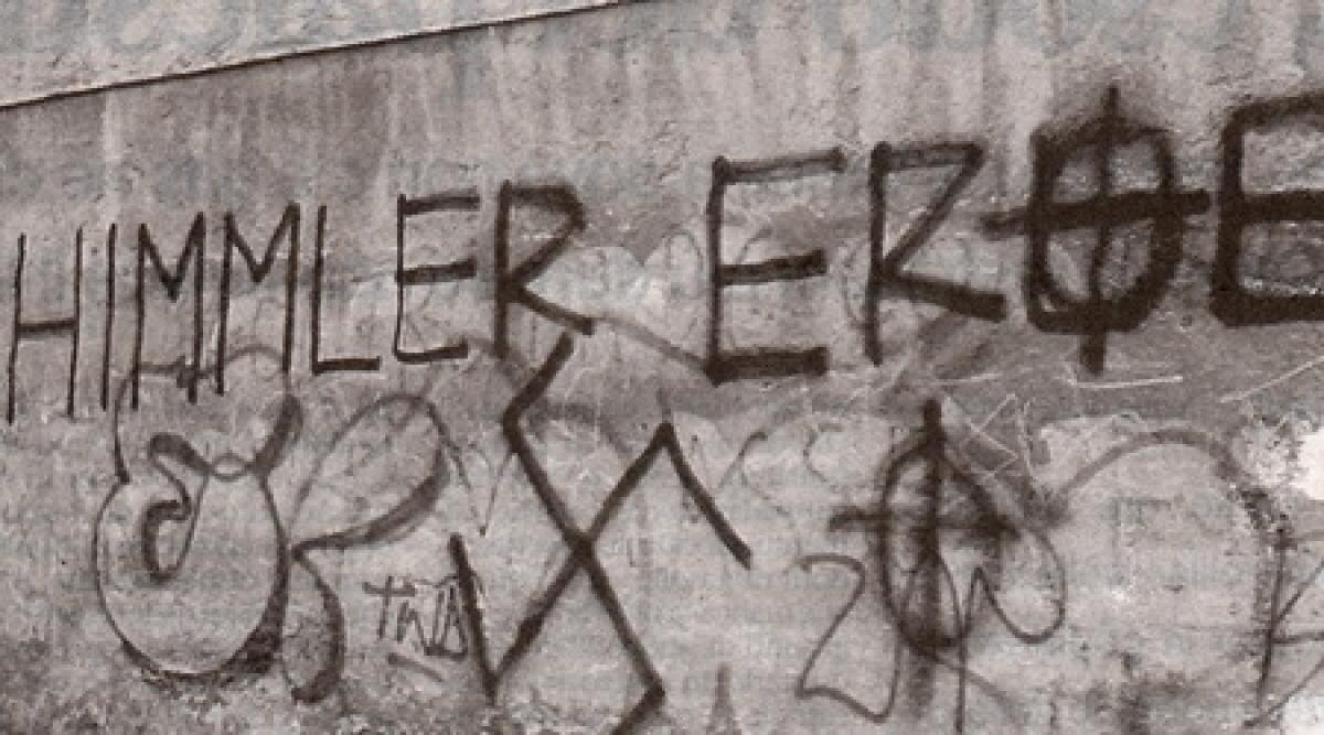 Svastiche e scritte naziste nei muri delle scuole Einaudi e Serpieri - 