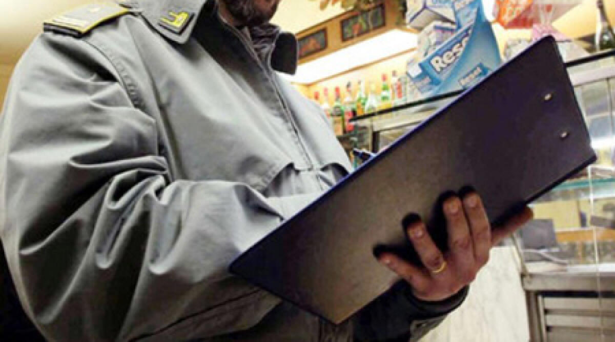 Affitta in nero e corrompe finanziere, arrestato a Rimini - 