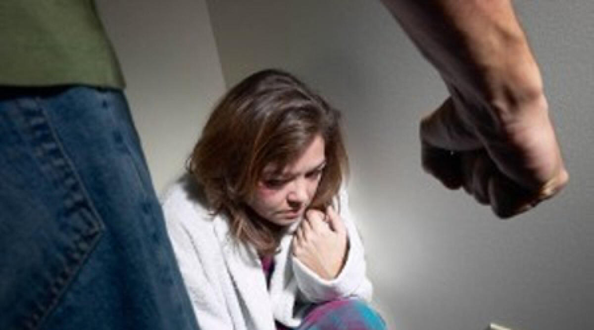 Marito violento e possessivo: ripetute percosse sulla moglie davanti ai figli - 