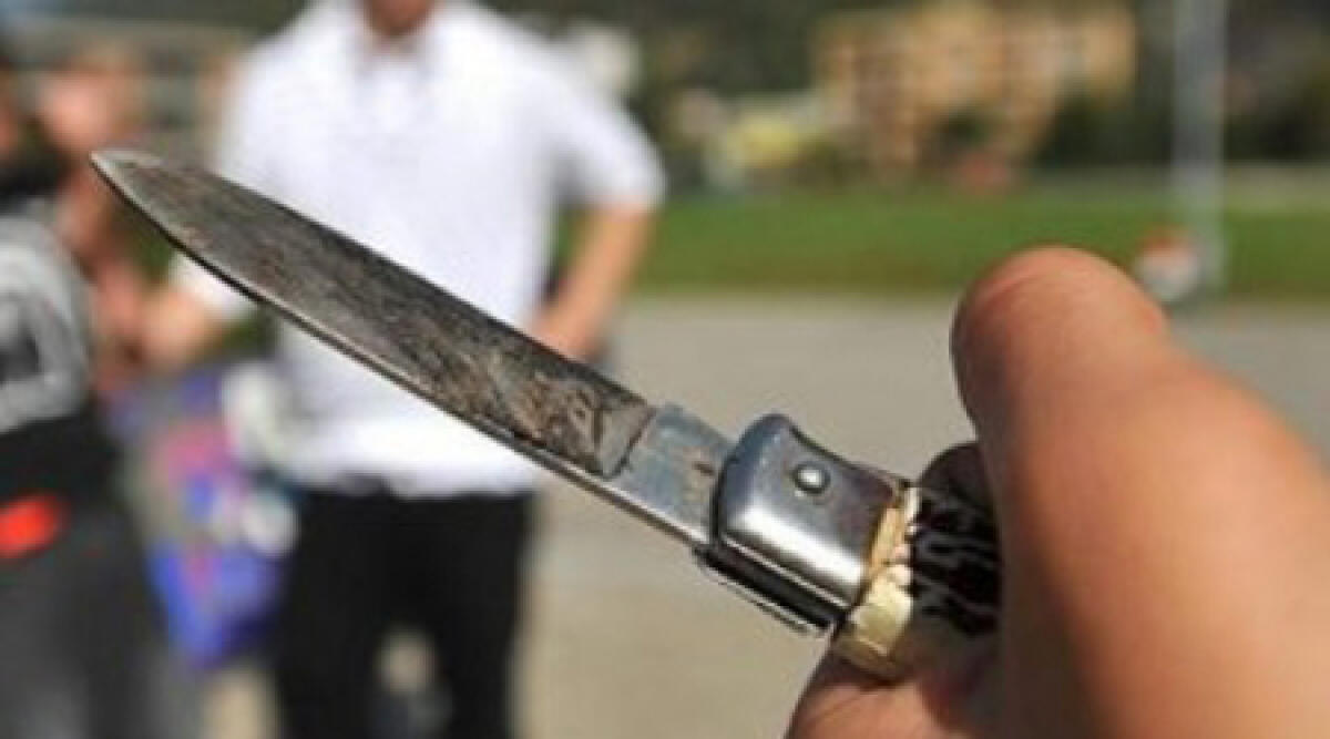 Punta il coltello alla gola del pizzaiolo: "dammi le sigarette" - 