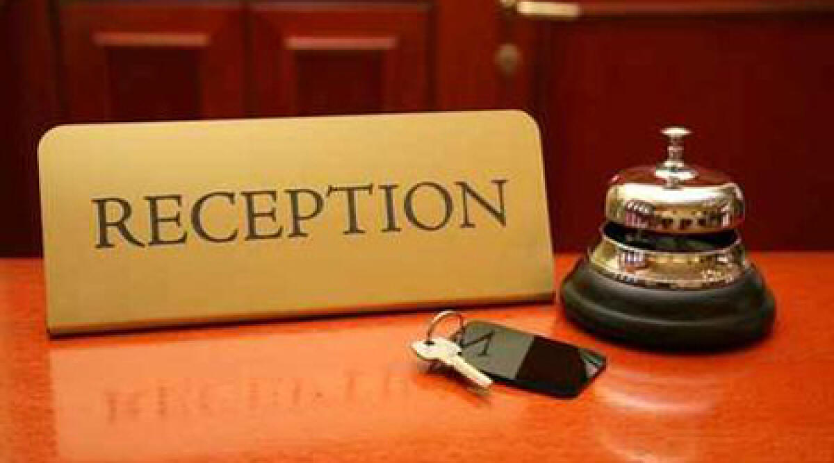 Riccione, cliente disturbatore in hotel: urla senza motivo nella hall - 