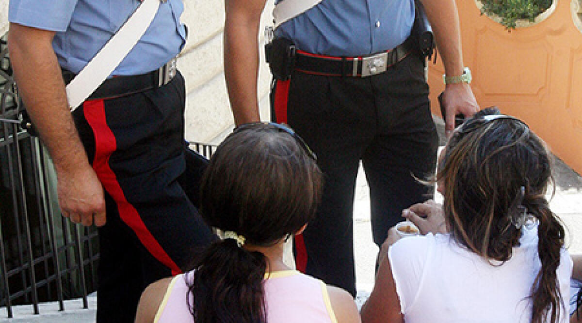 Rimini, giovani borseggiatrici in azione in zona mercato coperto - 