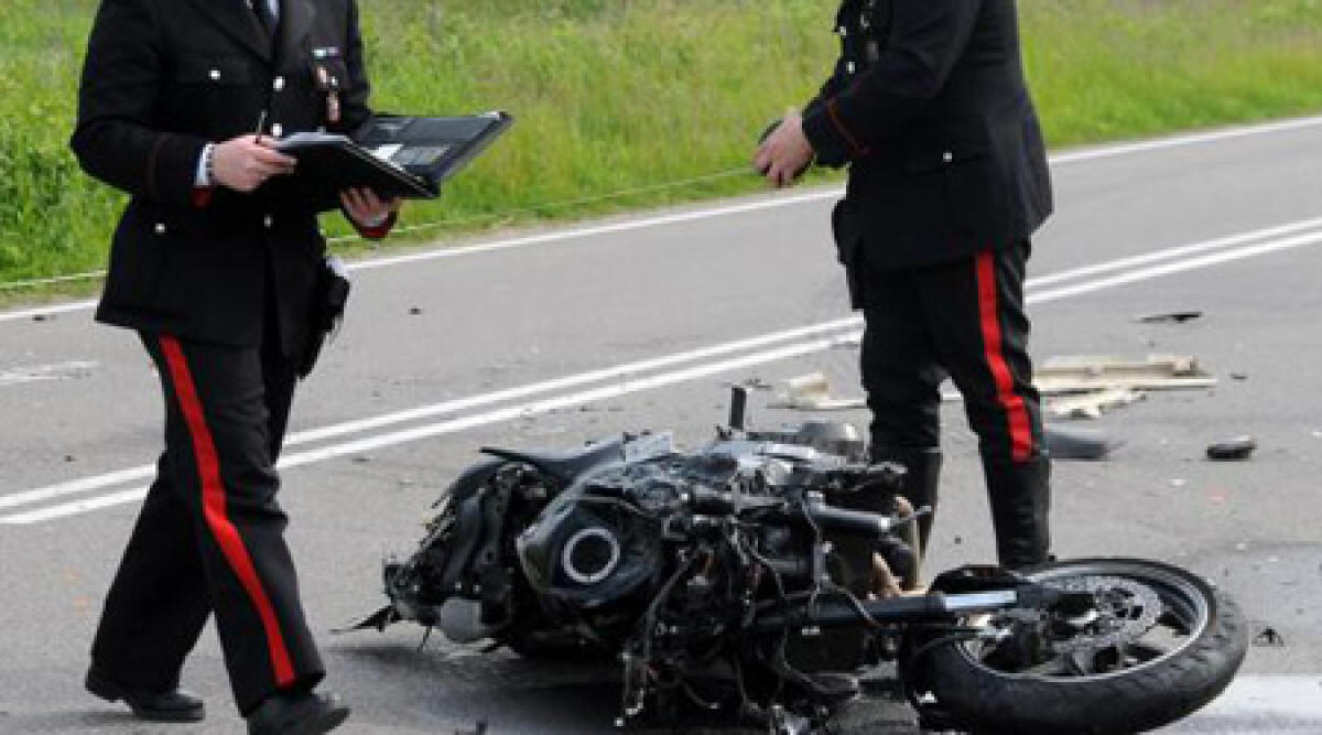 Morciano: frontale contro automobile, grave motociclista -