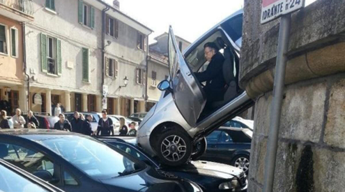 Foto notizia: incidente tragicomico a Borgo Maggiore di Rsm - 