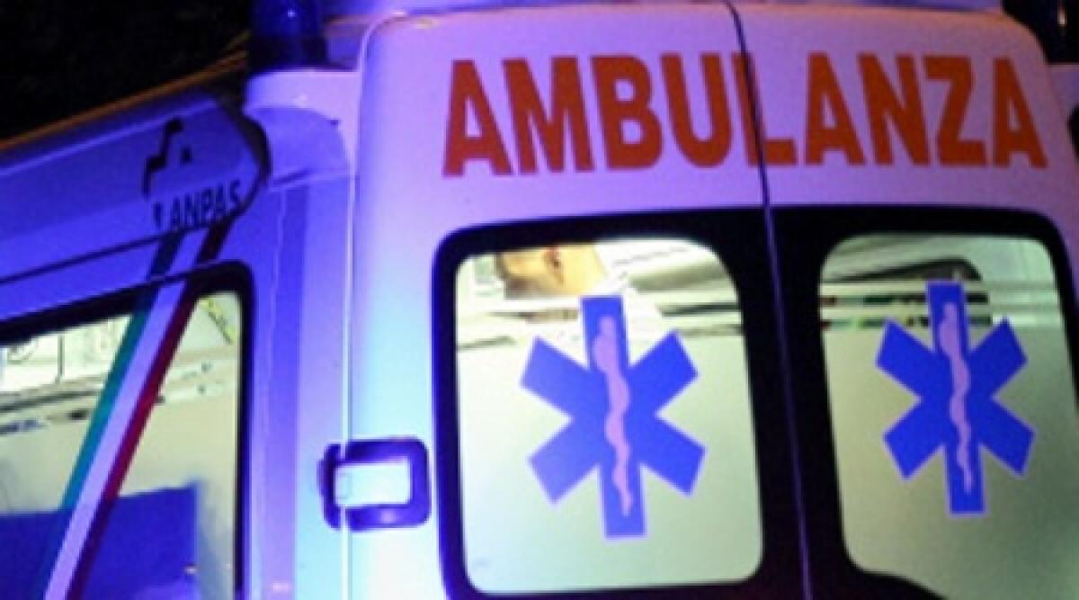 Cesena: incidente tra due auto, una finisce in un fosso, muore 20enne -