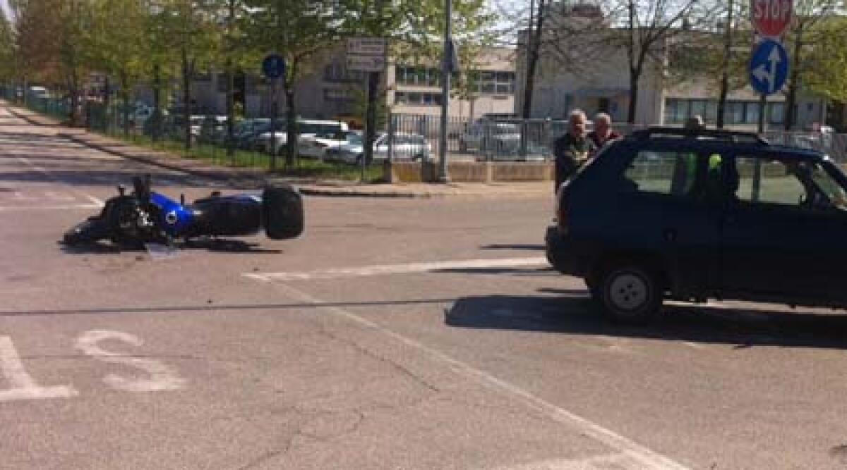 Incidente in via della Gazzella: motociclista cade per evitare auto - 
