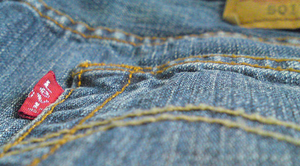 Litiga con i genitori per un paio di Jeans: si chiude in bagno e chiama il 112 - 