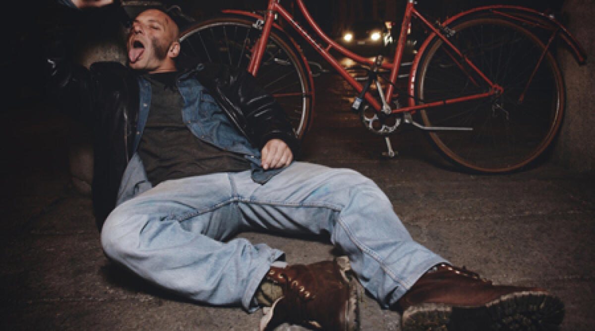 Ubriaco, vaga per la Statale 16: finisce al pronto soccorso - 