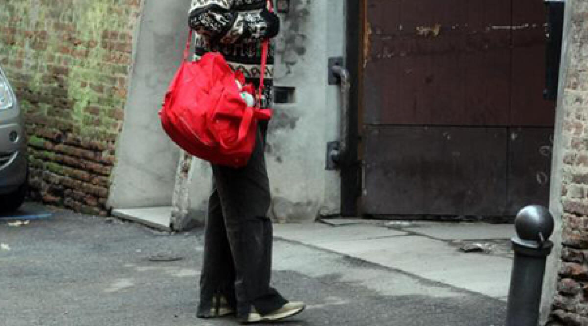 Senzatetto nel cortile del condominio: Carabinieri lo fanno allontanare - 