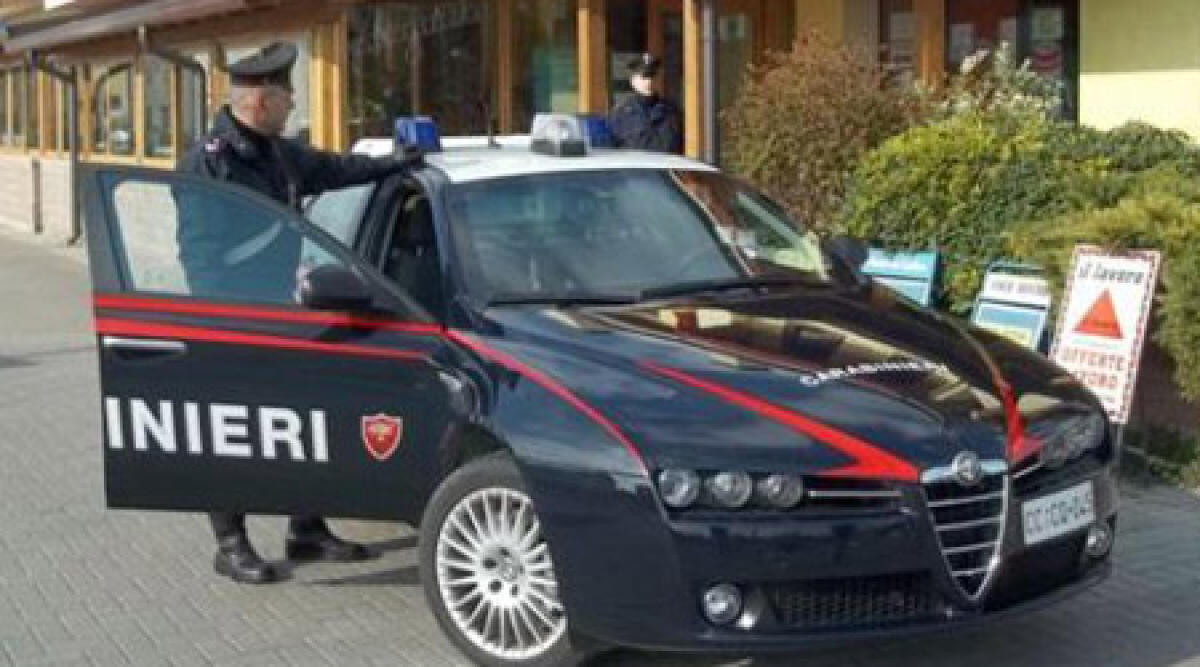 Litiga con l'ex, si chiude nel bagno della pasticceria - 