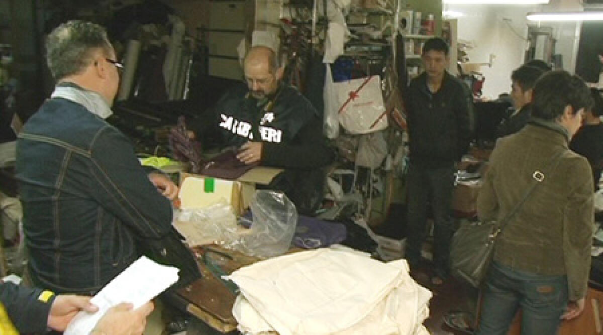 Fotonotizia: blitz Carabinieri in magazzino Villaggio 1° Maggio -