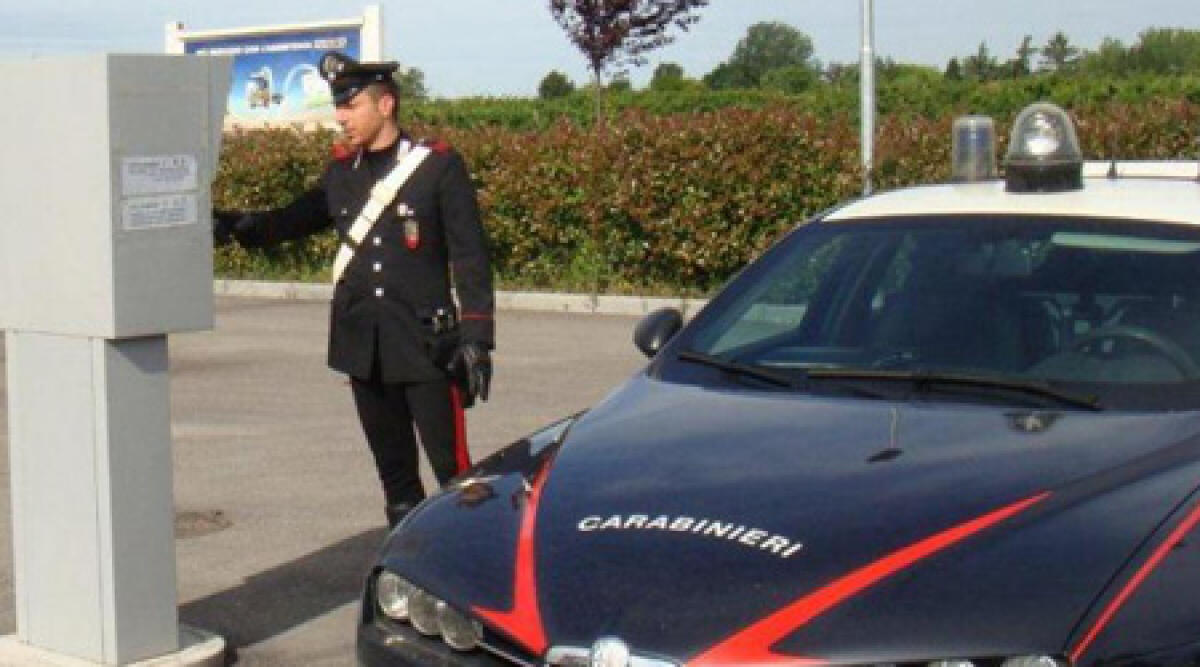 Predoni al distributore di benzina: il gestore li mette in fuga -