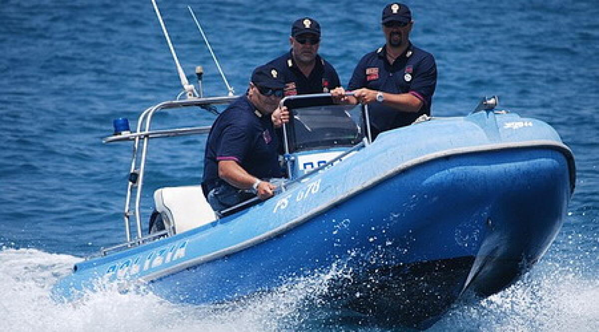 Riccione: gommone in balia delle onde soccorso dalla Squadra Nautica - 