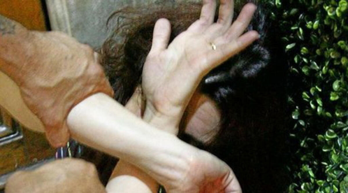 Rimini: picchia a sangue la moglie e la lascia riversa per terra -