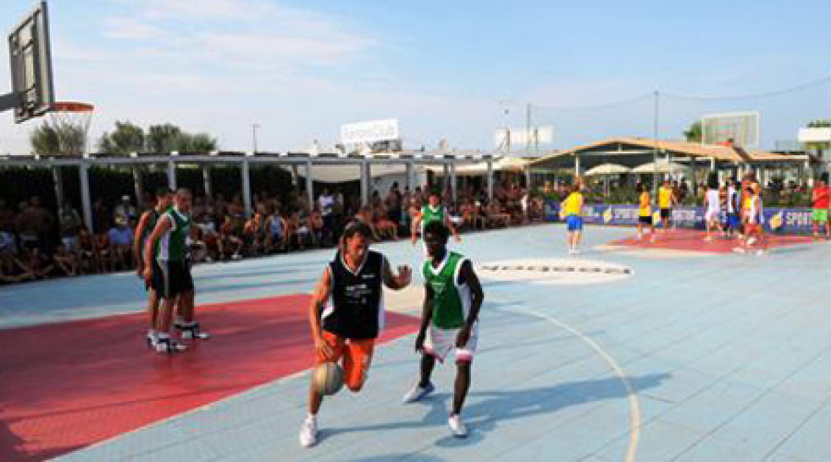 Rimini: firme raccolte, il campo da basket del bagno 86 riapre -