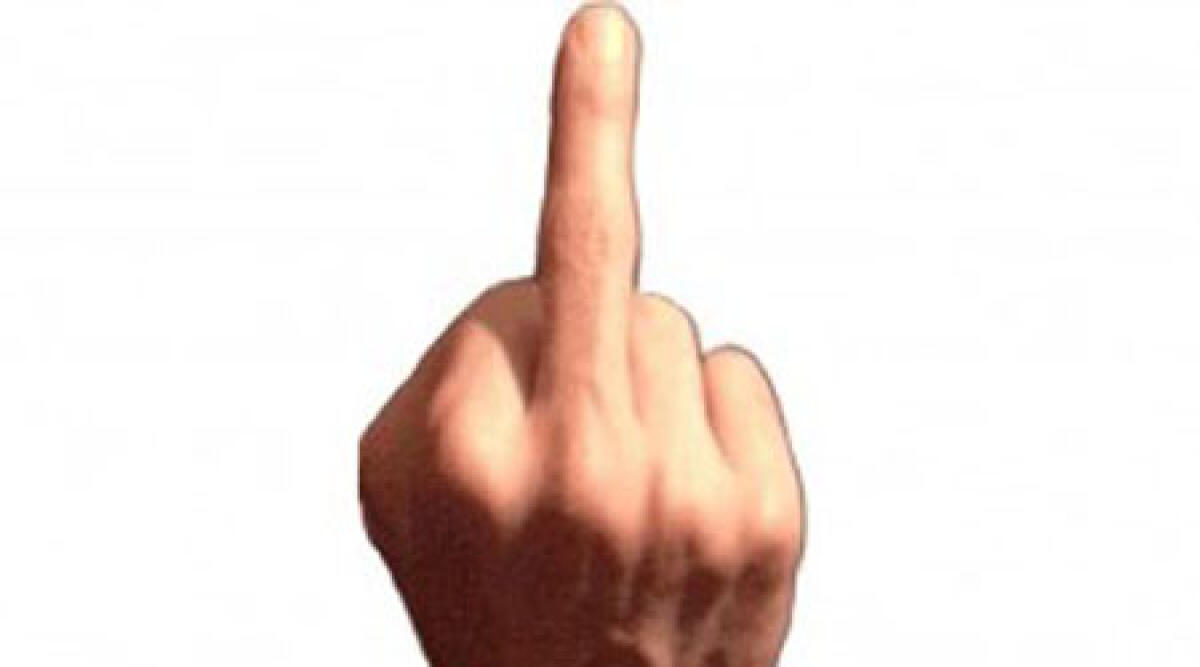 Rimini, litigio per la precedenza. Uno fa il gestaccio, l'altro lo prende a schiaffi - 