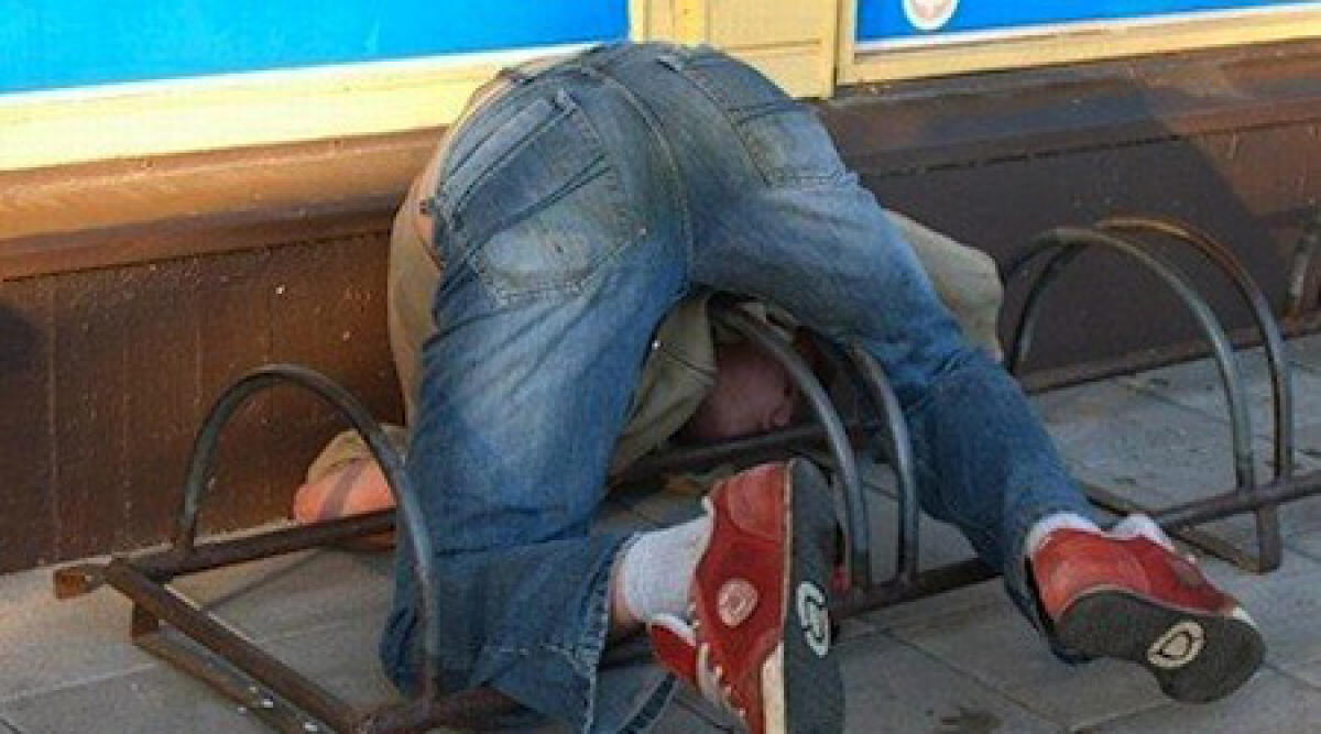 Rimini: ubriaco sbaglia casa e vomita sulla porta, famiglia impaurita chiama la Polizia - 