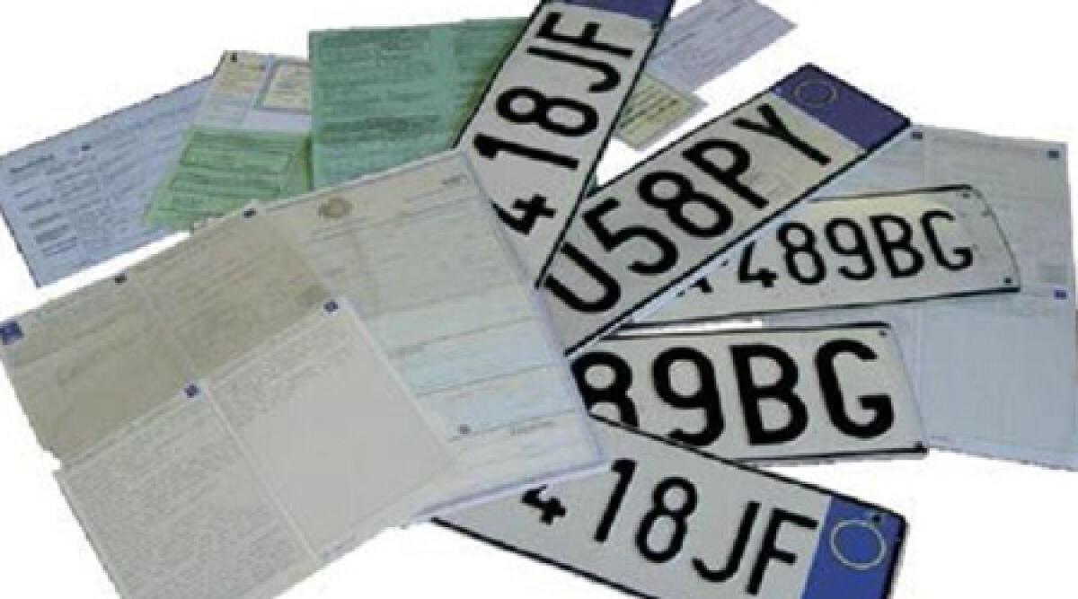 Rimini: tarocca la targa dell'auto e va in spiaggia - 