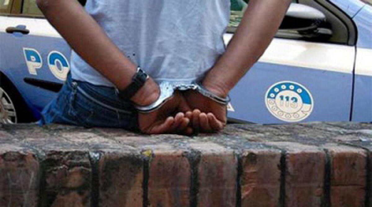 Vendeva cd falsi con i porno all'interno: fermato senegalese con pendenze giudiziarie - 