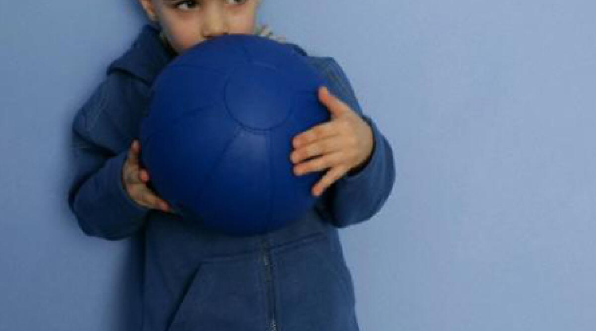 Bimbo gioca a pallone contro muro, vicini di casa si lamentano e scoppia la lite - 