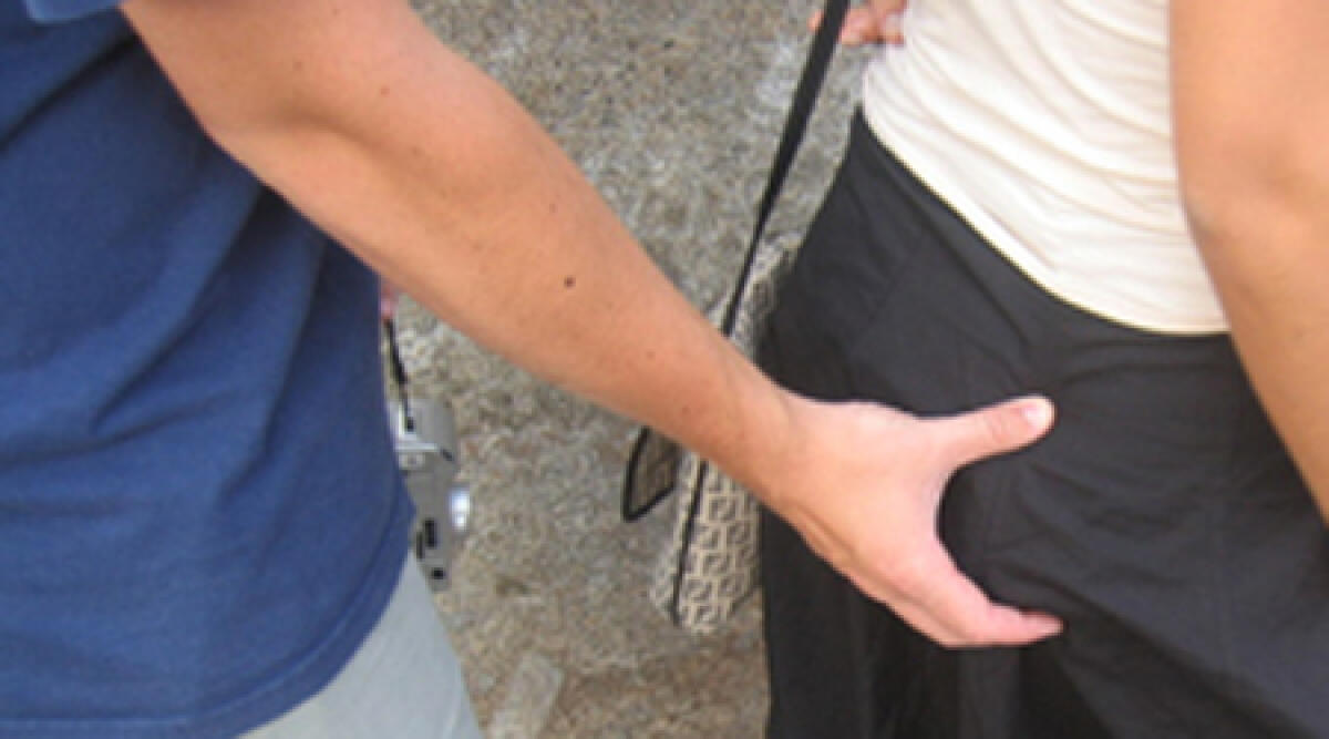 Rimini, ubriaco in pieno giorno la importuna palpeggiandola: arrestato romeno - 