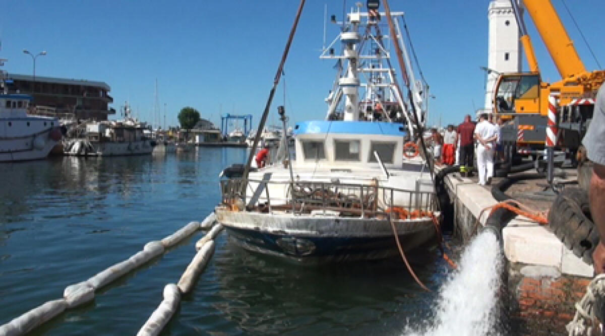 Video: porto di Rimini, le fasi del recupero del peschereccio affondato -