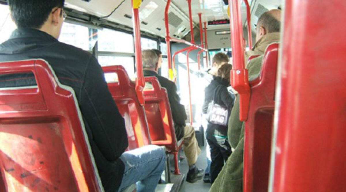 Rimini, 30enne sputa in faccia al controllore del bus. Lui la perdona, ma lei paga la multa - 