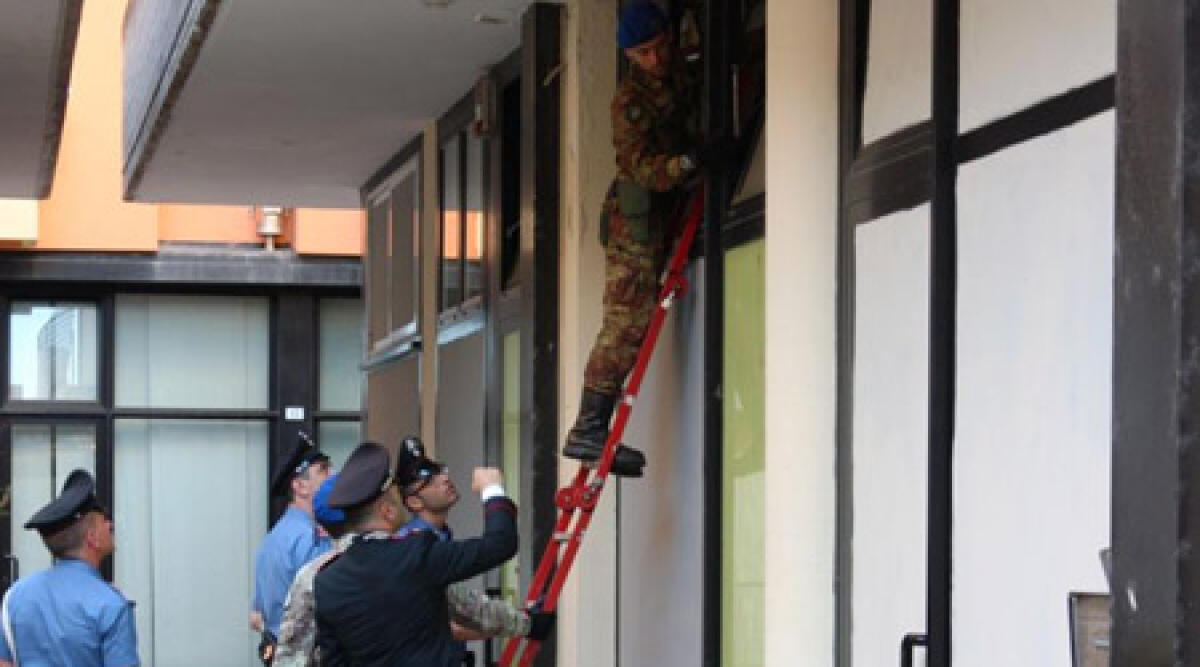 I Carabinieri bussano, loro non aprono. Maxi blitz anti abusivismo commerciale - 