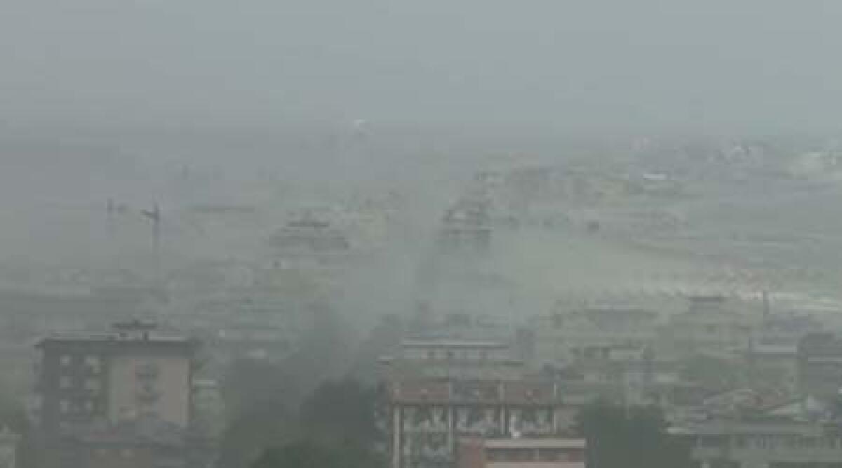 Video: raffica di vento a 75 km/h su Rimini -