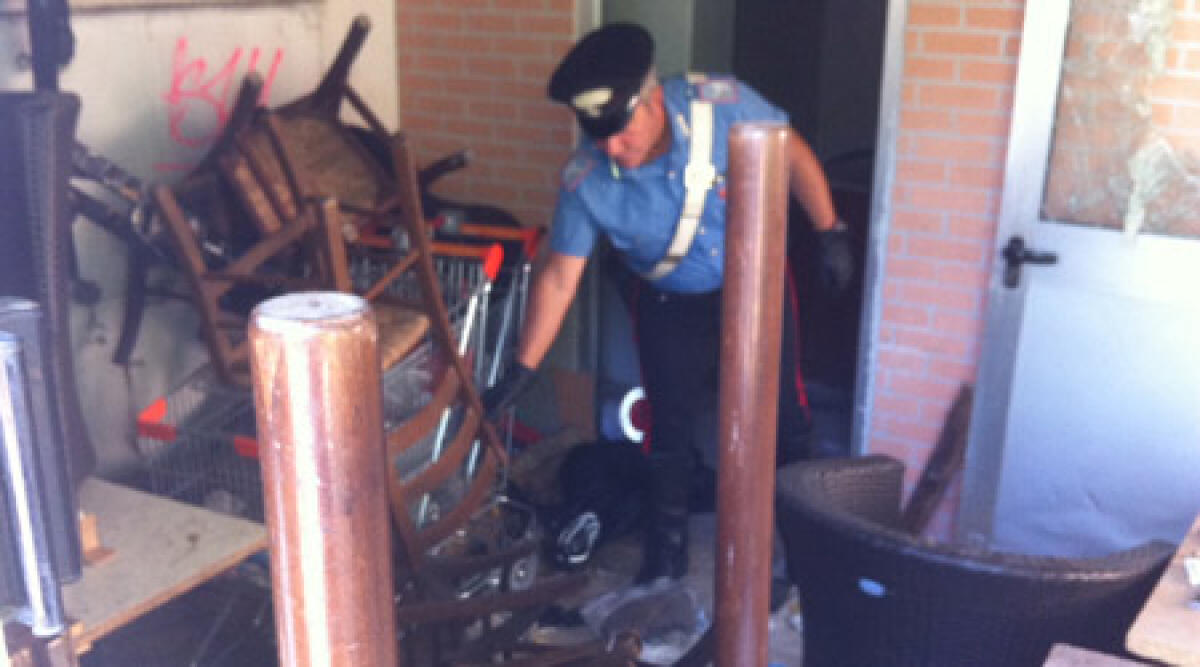 Foto notizia: mancano i sigilli, il ristorante di Piazzale Cesare Battisti ancora luogo di bivacco - 