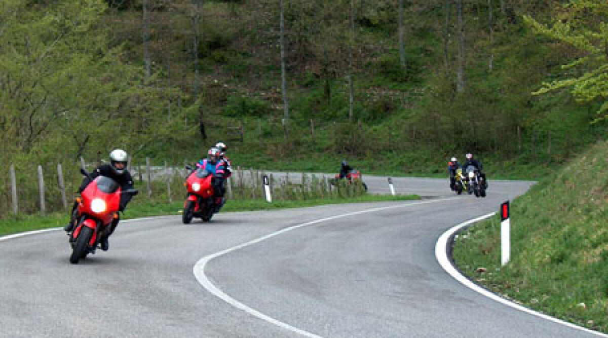 Organizzano su Facebook sfida in moto a Viamaggio. All'arrivo trovano la Forestale: 7 patenti ritirate -
