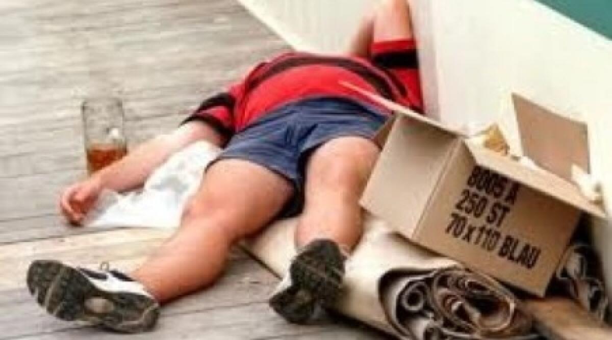 Rimini, trovano persona stesa sul balcone dell'abitazione. Era un turista ubriaco - 