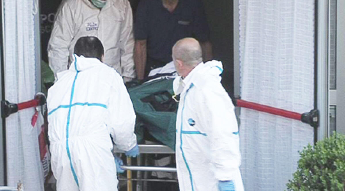 Morta con coltello nel cuore. Autopsia, c'&egrave; compatibilit&agrave; con ferite autoinflitte - 