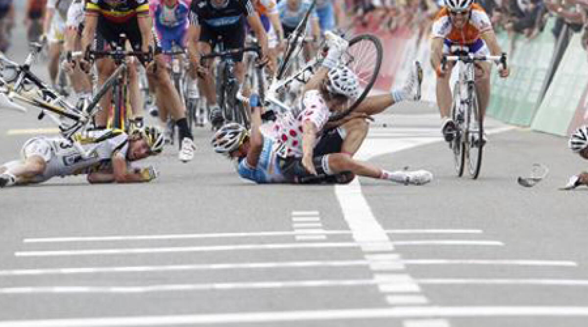 Caduta in gruppo durante gara ciclista amatoriale, cinque feriti -