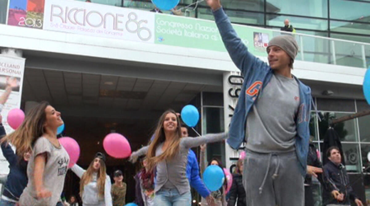 Video: Pianeta Uomo. Camminata nordica e flashmob dedicato al benessere a Riccione -