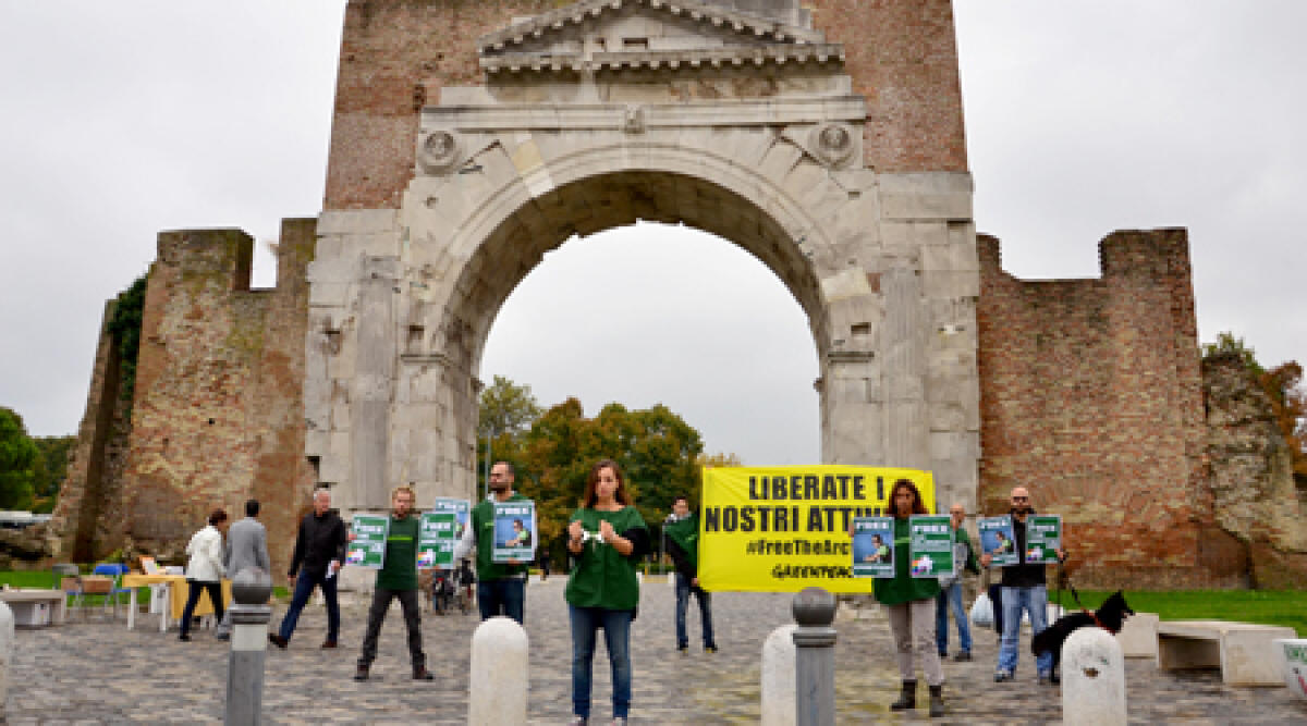 Foto notizia: attivisti Greenpeace arrestati in Russia, anche a Rimini raccolte firme per liberarli - 
