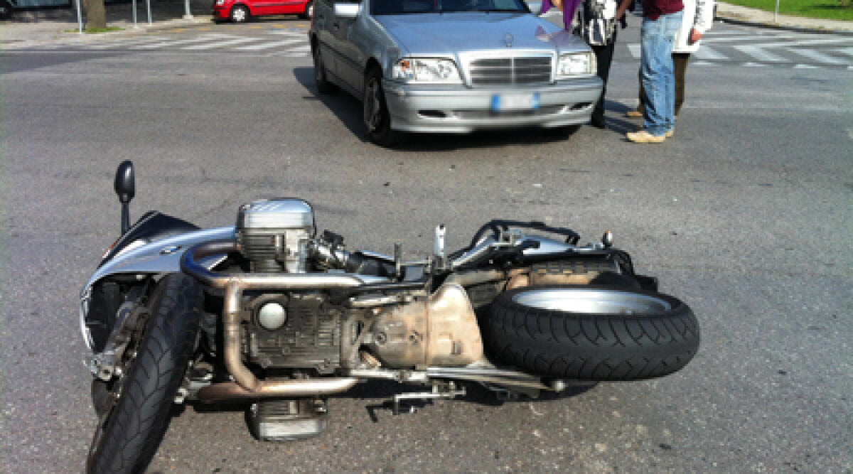 Foto notizia: scontro auto-moto in piazza Marvelli a Rimini,  ferito 50enne - 