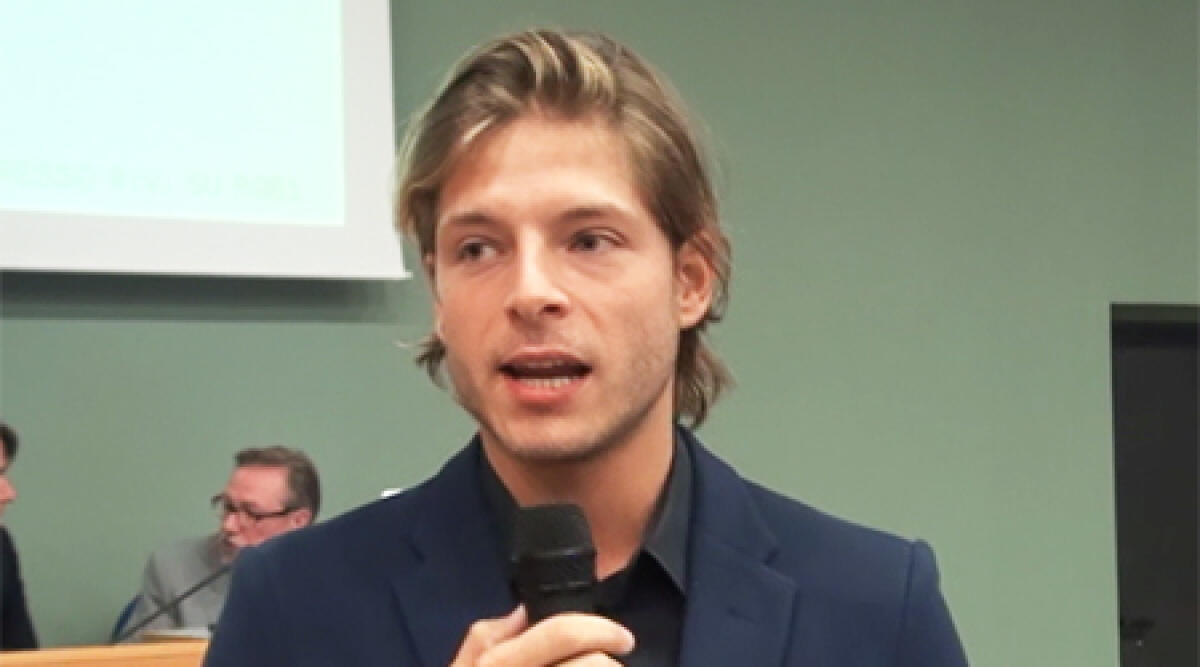 Video: Riccione, lezione di sesso a scuola. Testimonial l'attore Gabriele Rossi -