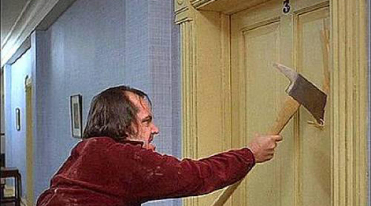 Ladro sfonda porta abitazione con l'accetta, vicino di casa lo mette in fuga, arrestato - 