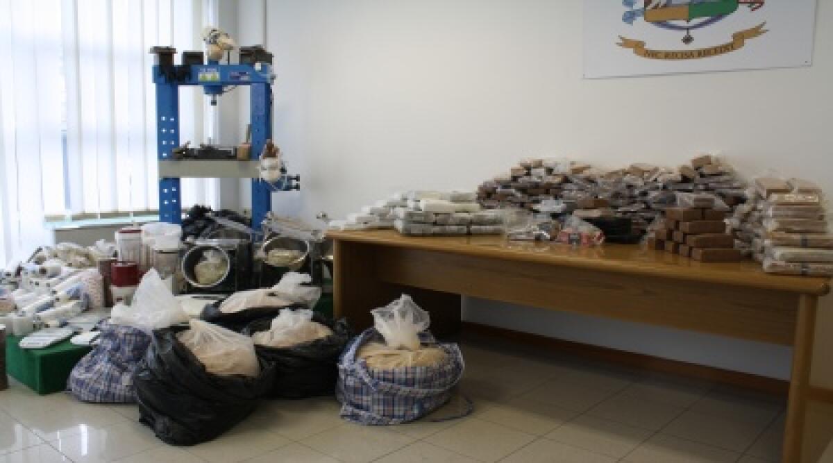 Video: GdF. Scoperta raffineria di droga, sequestrati 100 kg di stupefacente, in tre finiscono in manette -