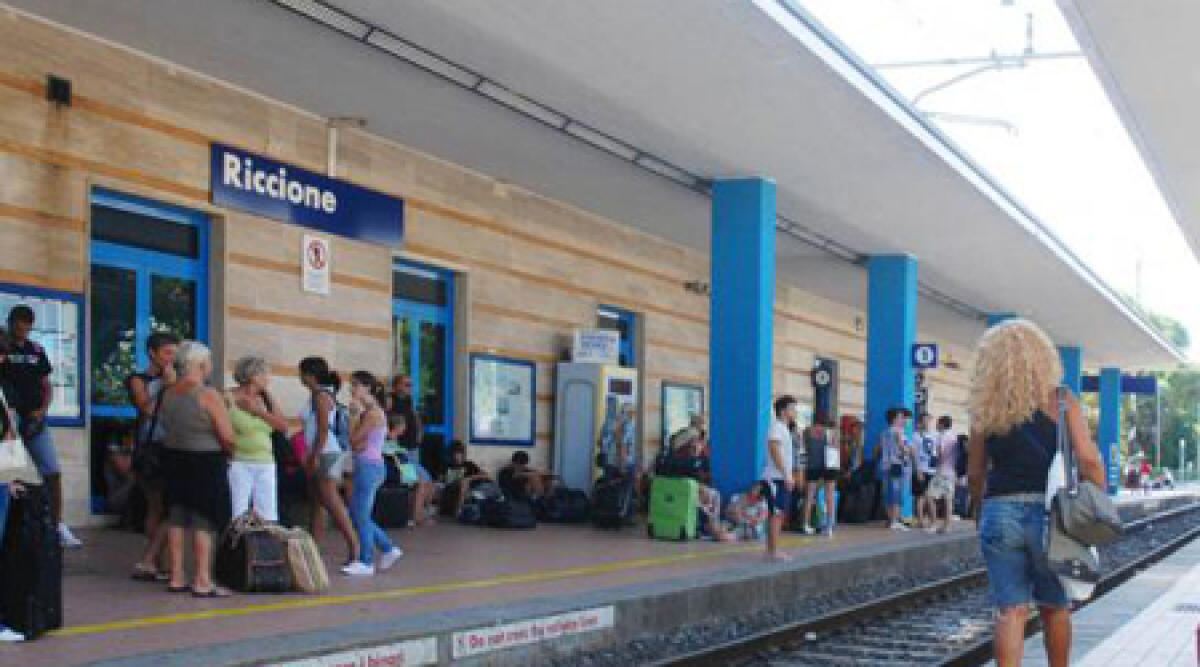 Riccione: magrebini litigiosi e vetri rotti alla stazione dei treni - 