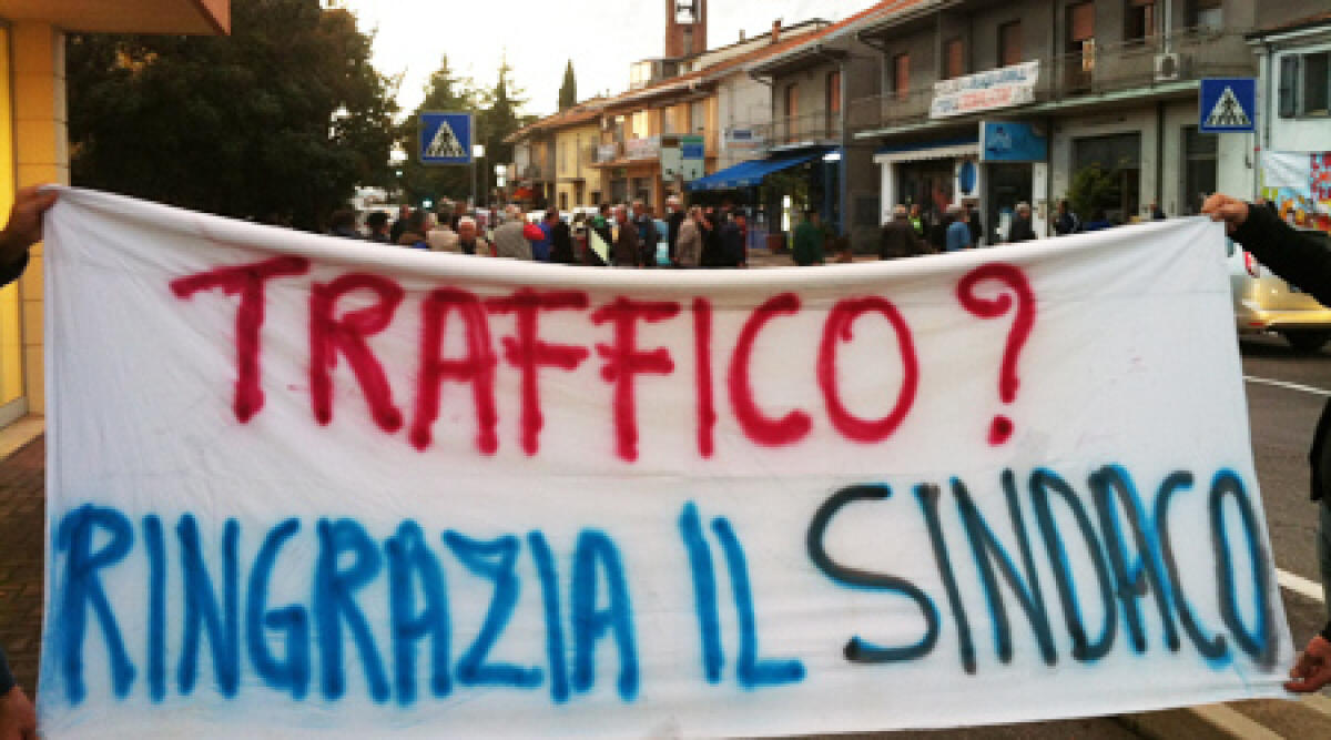 Video: Santa Giustina, residenti attraversano la strada per protesta, traffico bloccato -