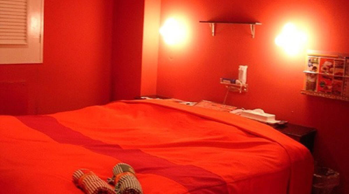 Rimini: notte di sesso in hotel. Lei gli ruba il cellulare, ma &egrave; tradita dal trova I-phone: denunciata - 