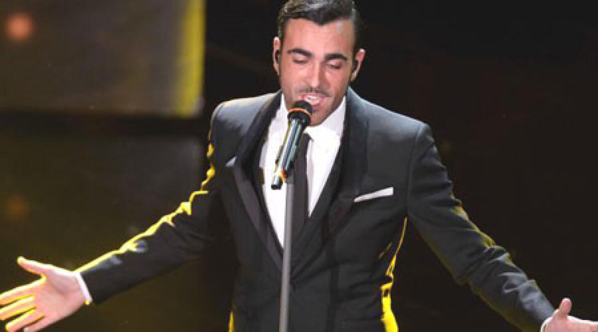 Video, concerto del 31 dicembre su Canale 5: lo staff di Mengoni dà per fatto l'accordo. Ancora prudenza dal Comune -