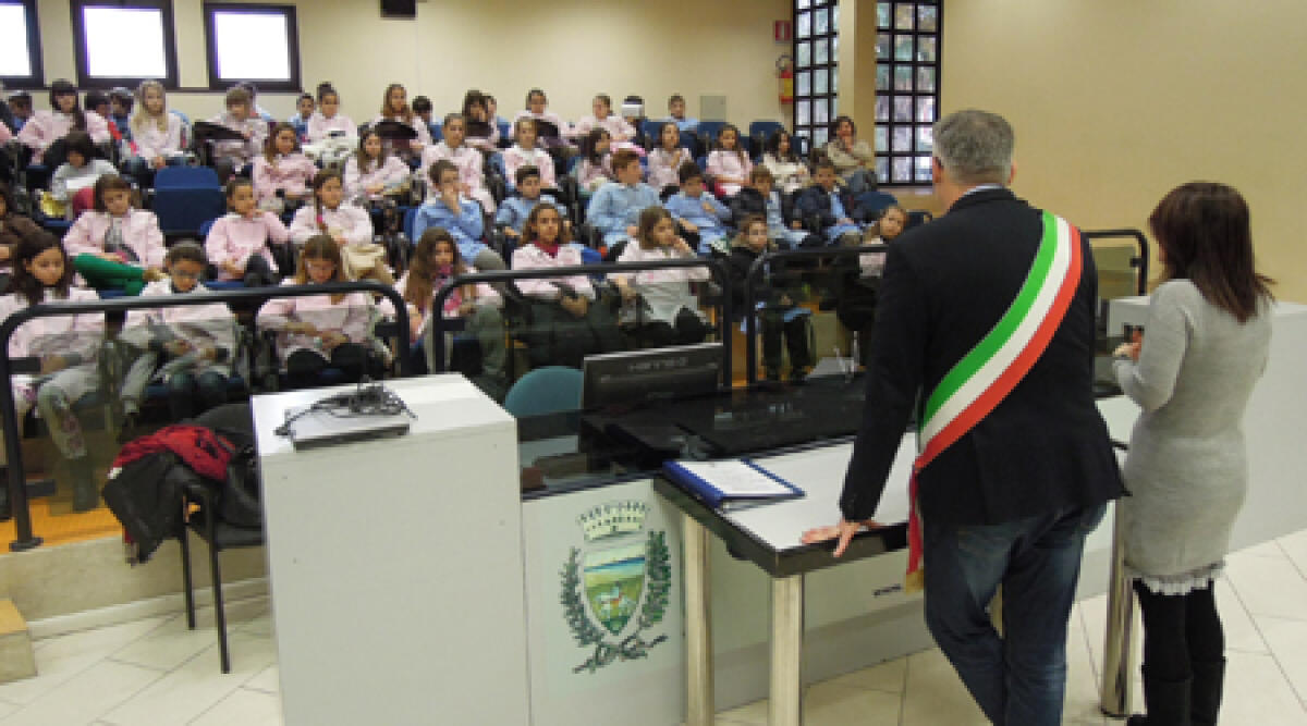 Foto notizia. Riccione: gli alunni delle elementari fanno lezione sui banchi del Consiglio comunale -