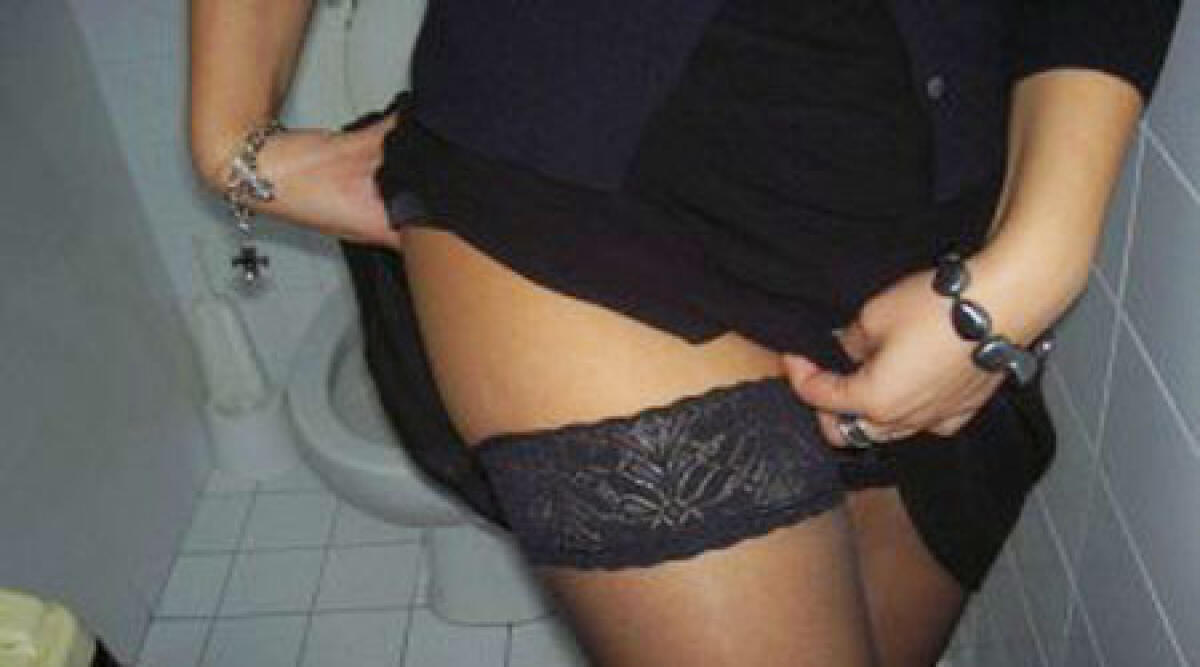 Con una microcamera spiava le donne al wc. Ora l'avvocato rischia condanna per violenza privata - 