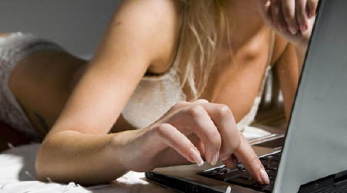 Ragazza seduce riminesi su Internet: li fa spogliare, poi li ricatta. L'allarme della postale - 